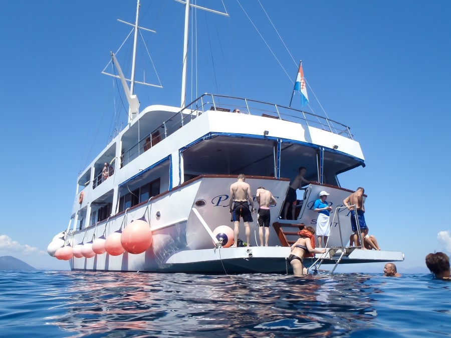 CRUCEROS CROACIA MS PAPE PRVI CRUCEROS COSTA DALMATA EN BARCO PEQUEÑO CRUCEROS COSTA DE CROACIA CREUERS CRUISES CROATIA DALMATIAN COAST